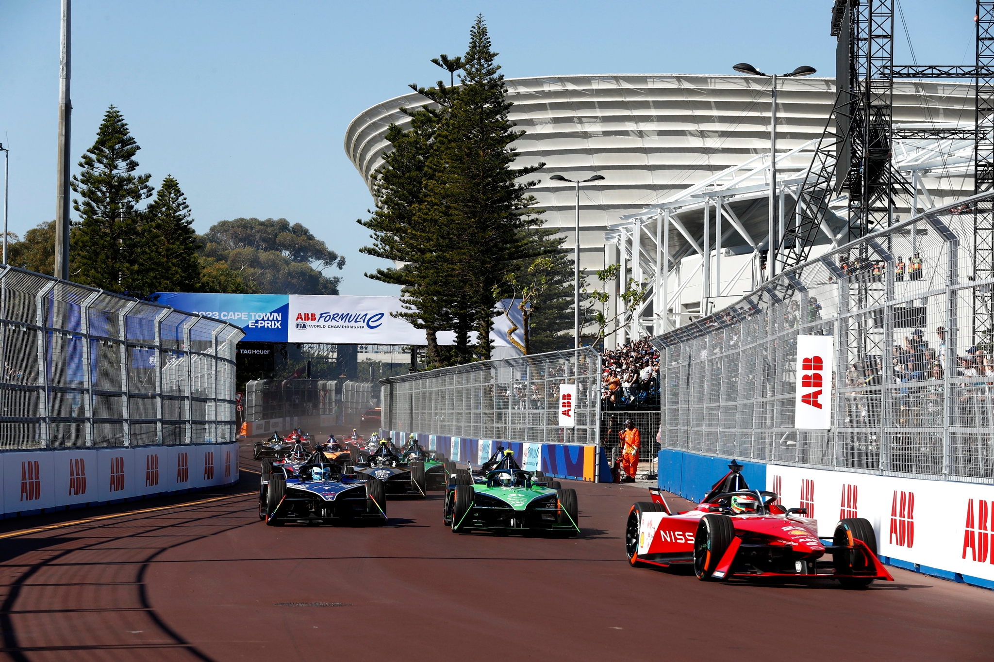 Sacha Fenestraz, Nissan Formula E Team, Nissan e-4ORCE 04
leads at the start